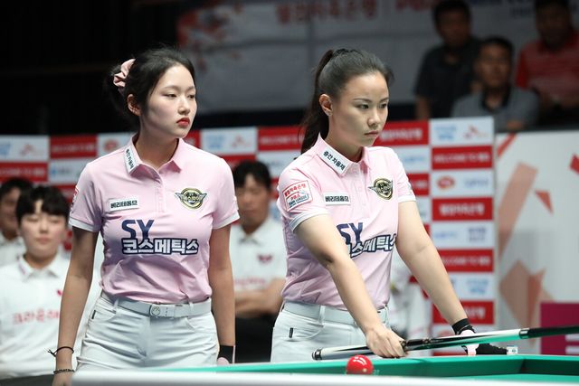 2세트 여자복식에서 승리한 에스와이의 한지은과 응우옌호앙옌니.