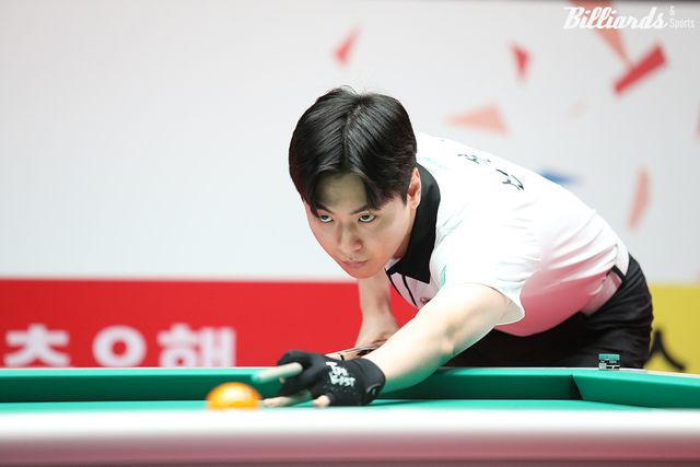 3세트에서 다비드 사파타(우리금융캐피탈)를 15:9로 꺾은 신정주.