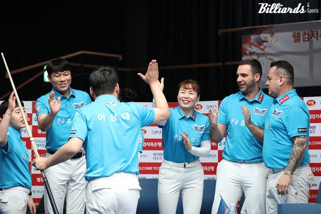 5세트를 승리한 이상대가 휴온스 선수들과 하이파이브를 하고 있다.