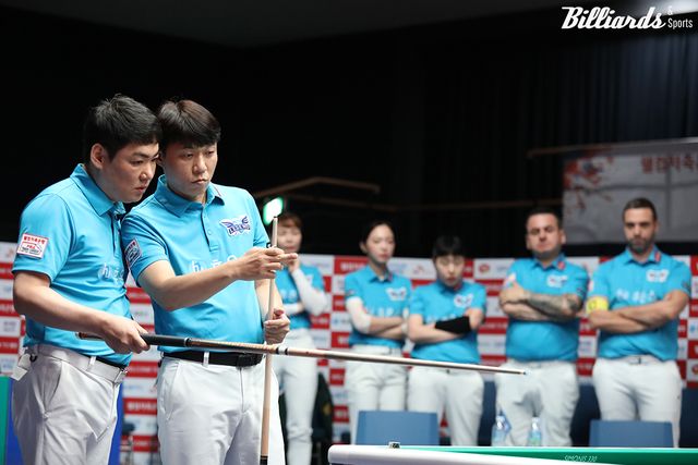 1세트 남자복식에서 승리한 최성원-이상대(휴온스). 두 선수는 이날 두 세트씩 따내 승리의 일동공신이 됐다.