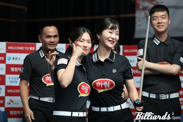 2세트 승리 후 밝게 웃고 있는 하림의 박정현과 김상아.