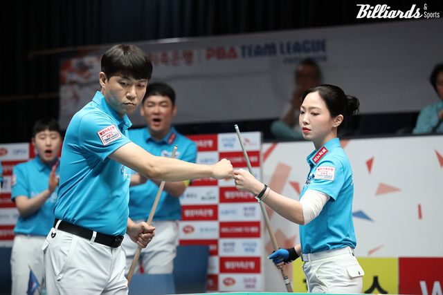 세트스코어 1-2의 위기에서 4세트 혼합복식에서 승리한 최성원-차유람(휴온스).