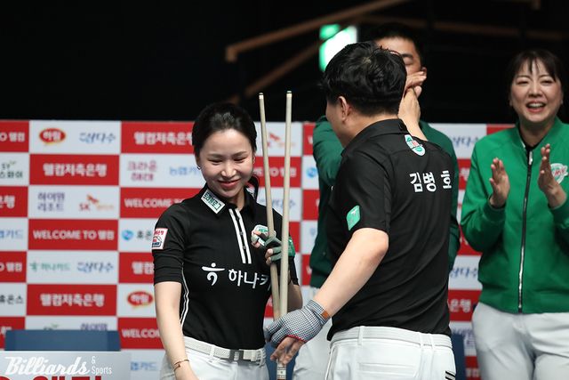 4세트 혼하복식에서 아깝게 퍼펙트큐에 실패한 김병호-김진아.