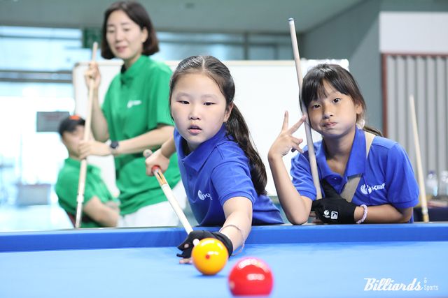 진지하게 당구 경기에 임하고 있는 아이들.&nbsp;
