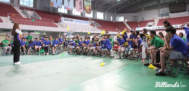 서서아의 토크 콘서트 중 질문 비행기를 날리는 아이들.