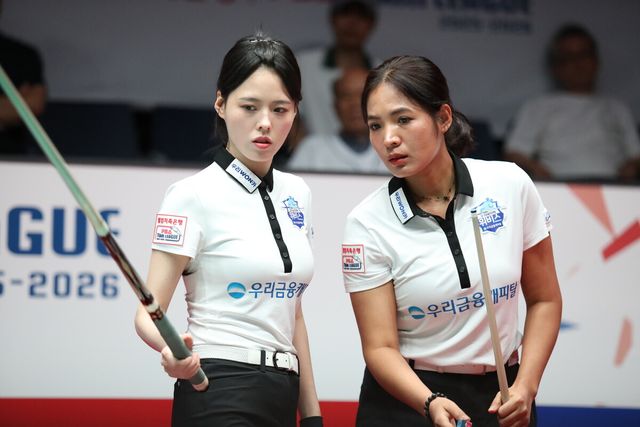 2세트를 승리한 우리금융캐피탈의 서한솔(왼쪽)-스롱 피아비(캄보디아).&nbsp;&nbsp;사진=고양/이용휘 기자