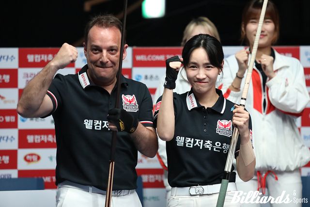 4세트 승리 후 똑같은 포즈로 세리머니를 하고 있는 다니엘 산체스와 최혜미