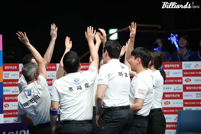 승리 후 하이파이브를 하는 NH농협카드 선수들.