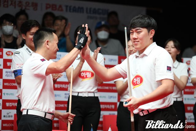 1세트에 하이런 9점을 합작한 김준태와 쩐득민.