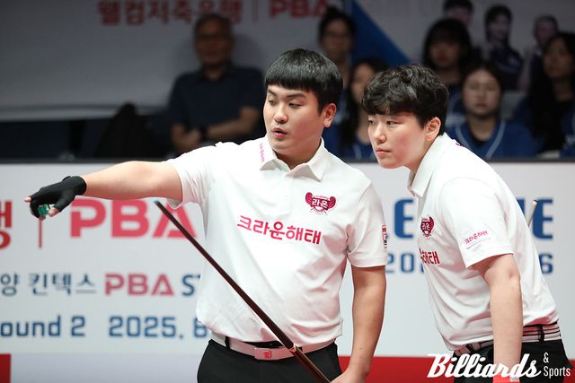 4세트 초구에 11점 퍼펙트큐를 합작한 오태준과 백민주.