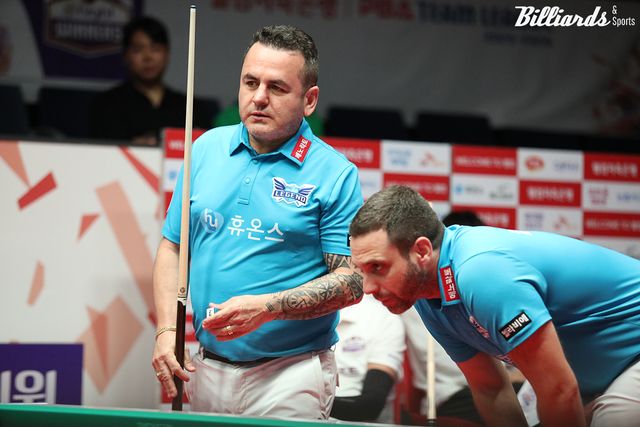 휴온스 로빈슨 모랄레스(왼쪽)와 하비에르 팔라손).