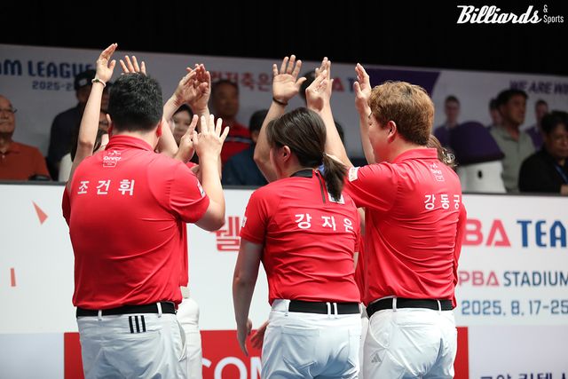 화이팅을 외치는 SK렌터카 선수들.