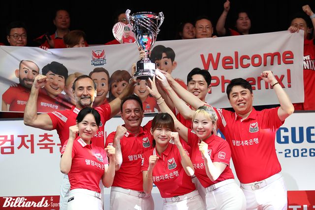 우승트로피를 들어올린 웰컴저축은행 선수들.&nbsp;사진=고양/이용휘 기자