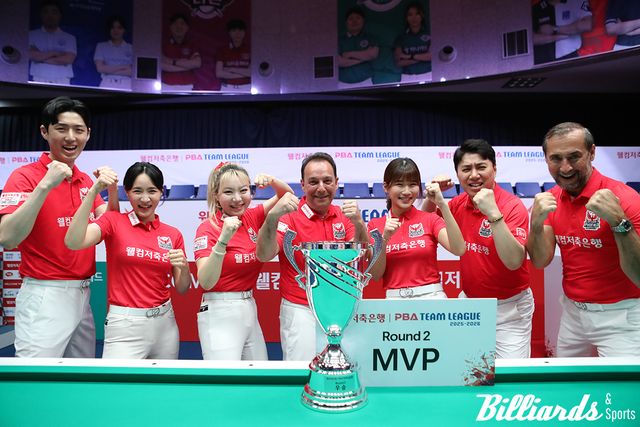 우승 트로피 앞에서 야인시대 세리머니를 펼치고 있는 웰컴저축은행. 왼쪽부터 한지승, 최혜미, 김예은, 다니엘 산체스, 용현지, 김종원, 세미 사이그너.&nbsp;