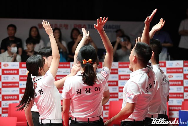 승리 후 화이팅하는 하림 선수들.