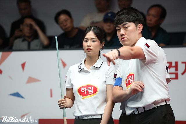 박정현에게 작전 지시하는 리더 김준태.