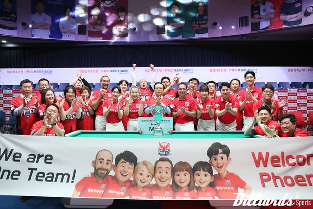 프로당구 PBA 팀리그 2라운드에서 우승을 차지한 웰컴저축은행 선수단과 구단 관계자들. 사진=고양/이용휘 기자