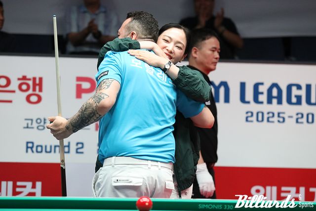 로빈슨 모랄레스가 7세트 승리로 팀 승리를 이끌자 얼싸안고 기뻐하는 차유람.