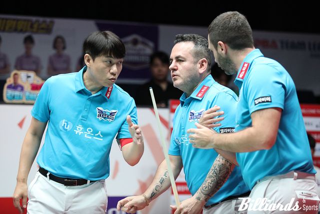 벤치타임아웃을 부른 주장 최성원과 하비에르 팔라손이 로빈슨 모랄레스에게 조언을 하고 있다.