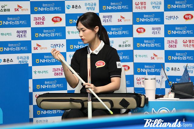 경기장에서 차유람을 기다리던 박정현이 큐를 정리하고 있다. 사진=고양/이용휘 기자