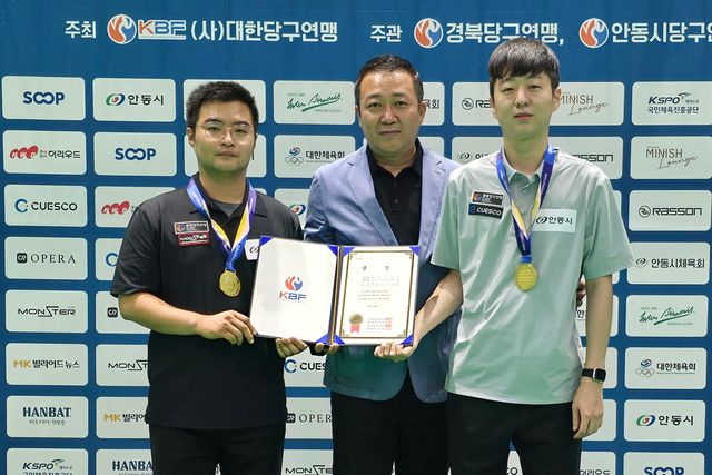 허진우(오른쪽)-이종원(왼쪽)이 결승에서 조명우-윤도영을 꺾고 복식전 우승을 차지했다. 가운데는 안동연맹 김준모 부회장. 사진=대한당구연맹 제공