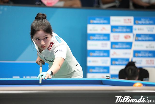 샷을 하는 한지은 뒤로 고개를 숙이고 있는 최혜미의 모습이 보인다.