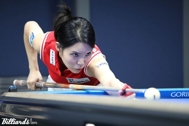 퍼펙트큐 11점을 치며 32강전을 승리한 이우경(에스와이).