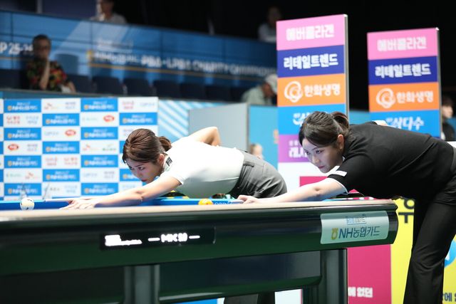 뱅킹을 하고 있는 김가영과 김민아