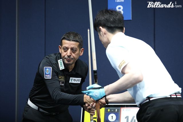 경기 종료 후 악수를 나누는 초클루와 김임권.