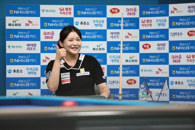 16강전 승리 후 카메라를 향해 엄지를 들어 보이고 있는 김민아