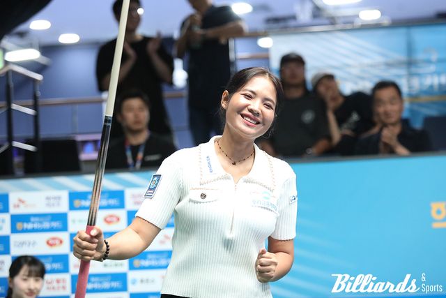 2, 3세트에 극적인 역전승을 거둔 스롱이 준결승 진출이 확정되자 기뻐하고 있다.