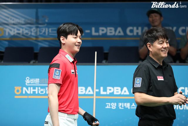 경기 후 웃으며 퇴장하는 신정주와 강상구.