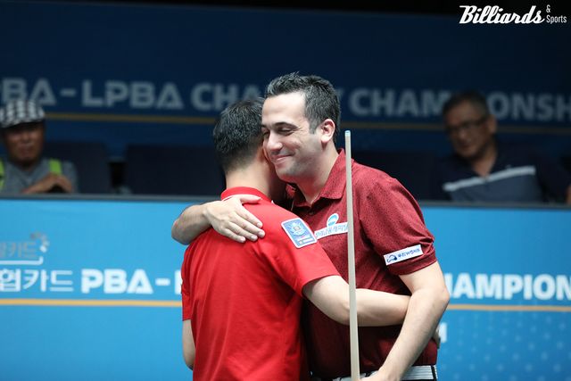 엄상필이 승리하자 웃으며 안아주는 사파타.