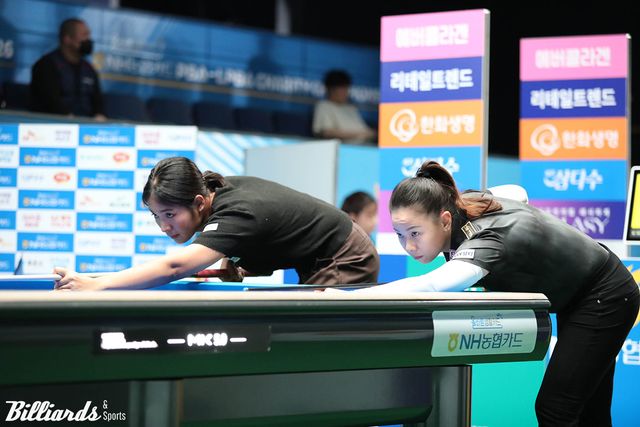 응우옌호앙옌니와 스롱의 3차 투어 64강전 뱅킹 장면.