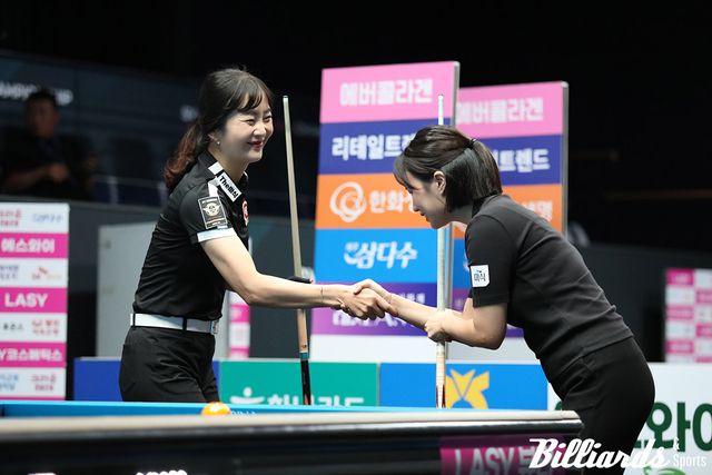 대결에 앞서 인사를 나누는 김상아와 박정현.