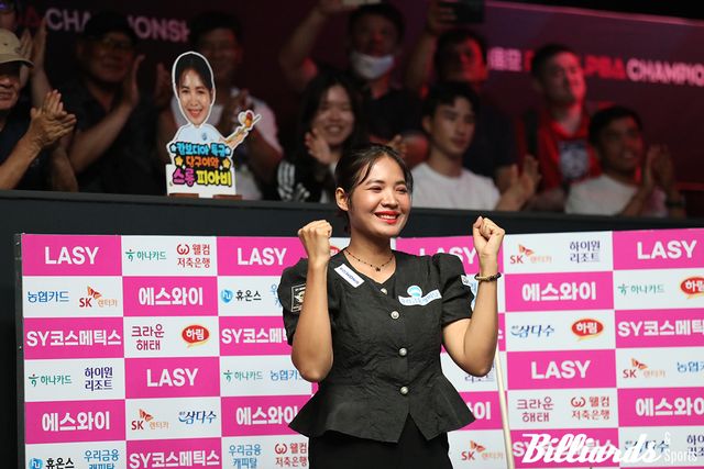 결승전에 앞서 인사하는 스롱과 응원하는 팬들.