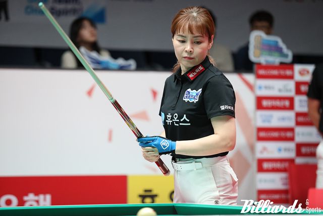 2세트에 김세연과 호흡을 맞춘 이신영(휴온스)