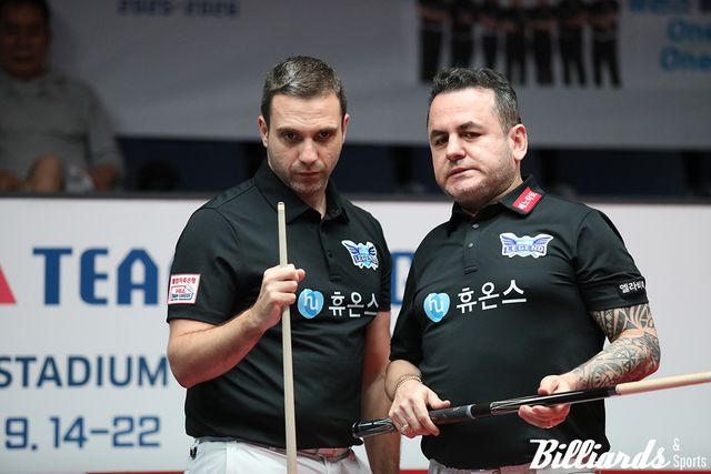 1세트 남자복식 승리에 이어 3세트와 5세트 단식에서도 승리하며 총 세 세트 승리를 보탠 휴온스의 하비에르 팔라손과 로빈슨 모랄레스.