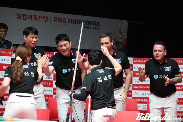 2세트 승리 후 자축하는 휴온스.