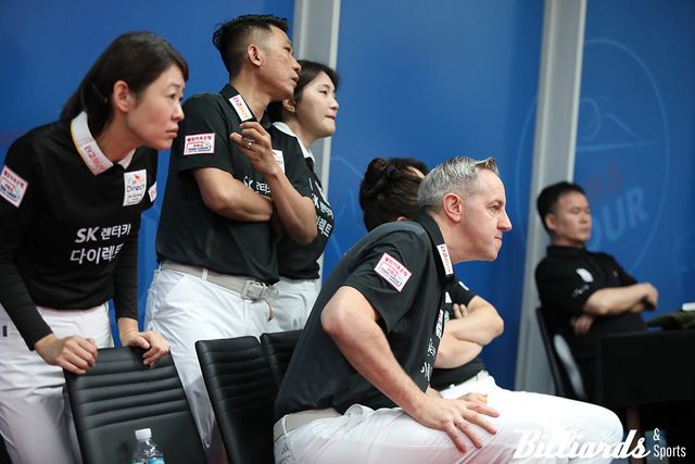 7세트 조건휘의 경기를 초조하게 지켜보고 있는 SK렌터카 선수들.&nbsp;