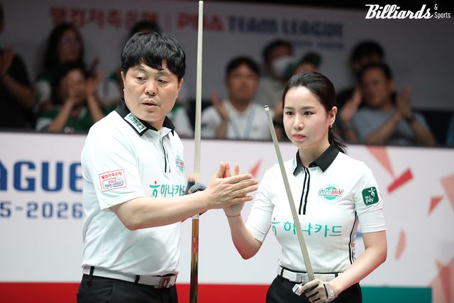 4세트 혼합복식에 출전하는 하나카드의 김병호와 김진아.