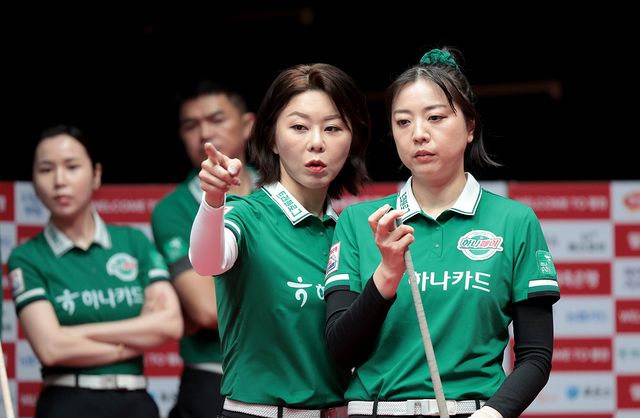 김가영(하나카드)는 2세트와 6세트 단복식전을 모두 승리했다. 사진은 왼쪽부터 김가영, 사카이 아야코.&nbsp; 사진=PBA 제공