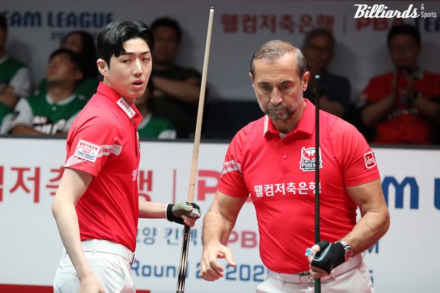 1세트 남자복식전을 승리한 웰컴저축은행 한지승-사이그너.