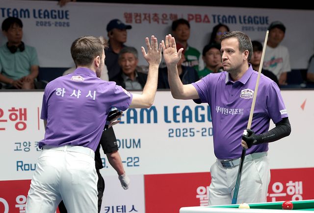 1세트에 퍼펙트큐를 성공시킨 하이원리조트 륏피 체네트와 부라크 하샤시.