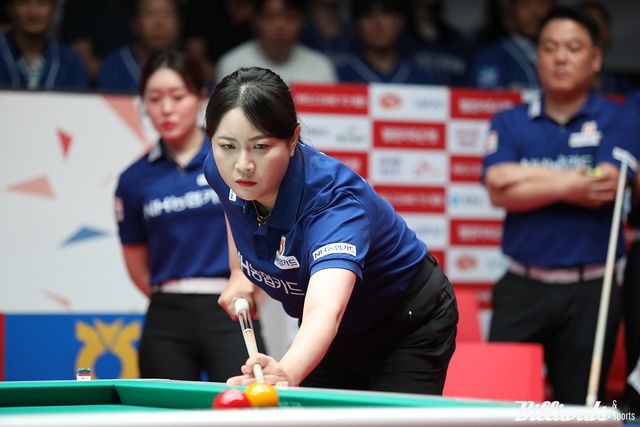 2세트에 마무리 공격에 성공한 김민아(NH농협카드).