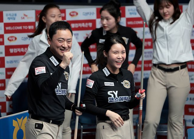 4세트를 승리한 에스와이 황득희-이우경.&nbsp; 사진=PBA 제공