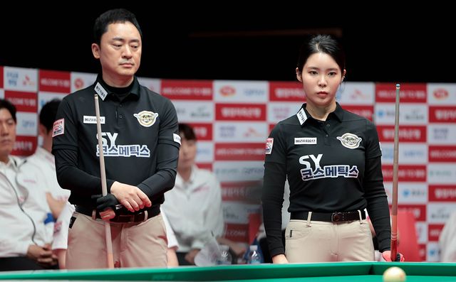 4세트 혼합복식을 승리한 에스와이의 황득희-이우경.