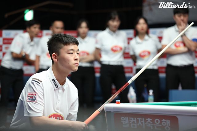 5세트에서 다비드 사파타(우리금융캐피탈)에게 1점 차의 승리를 거둔 '최연소 투어 챔피언' 김영원(하림).&nbsp;&nbsp;빌리어즈앤스포츠 DB