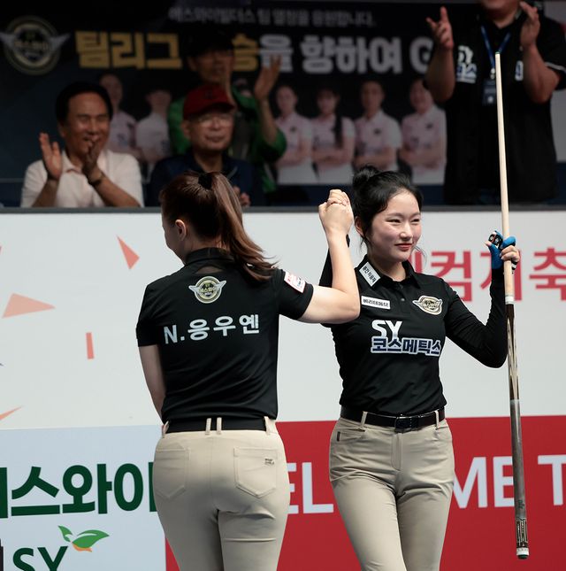 2세트 여자복식에서 승리한 에스와이의 응우옌호앙옌니-한지은.