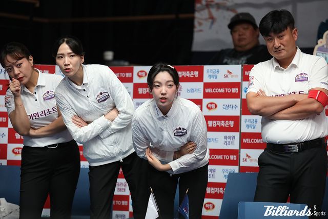 경기를 지켜보는 하이원리조트 선수들.